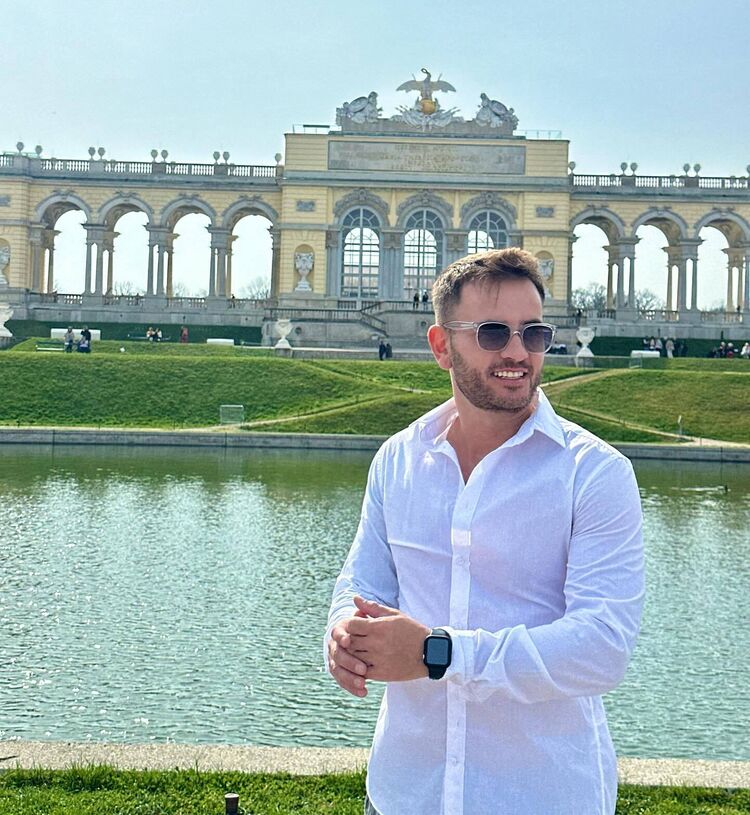  43842324  , 32 ,    -