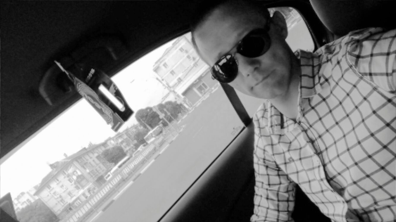  43529864  Eduard, 31 ,    