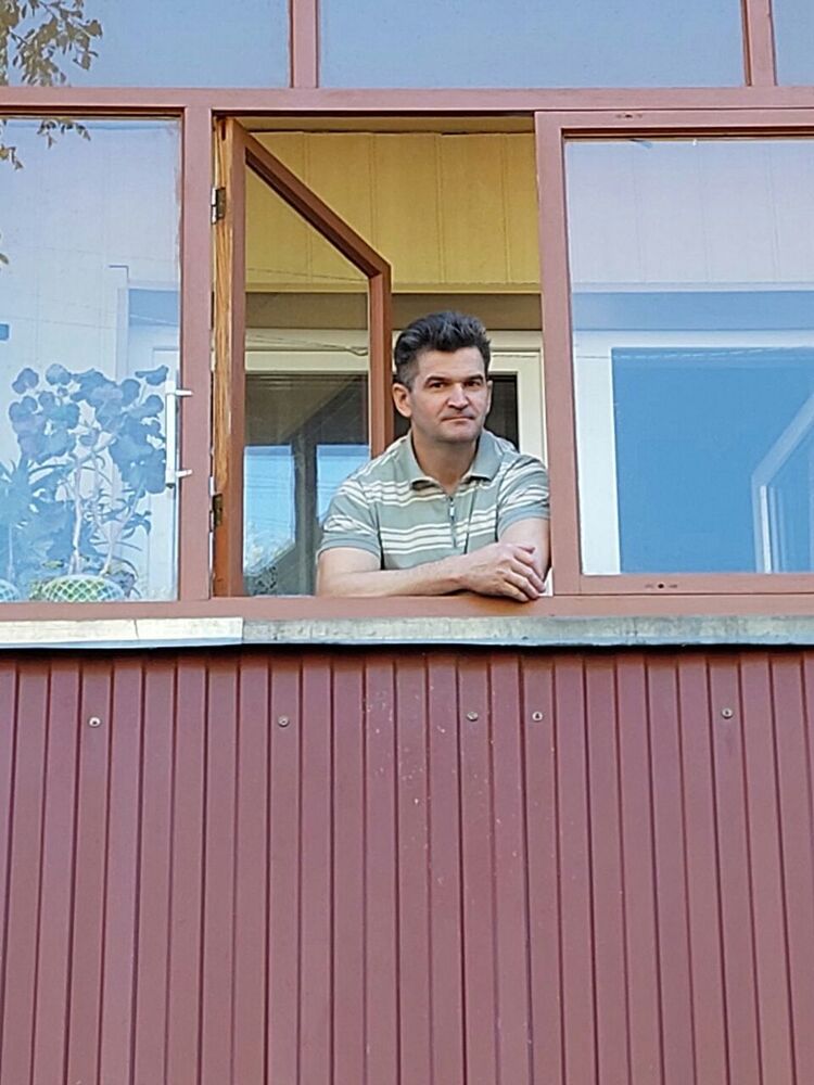 ,   Viktor, 49 ,   c 