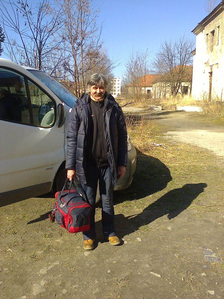  27621404  Leon, 61 ,    