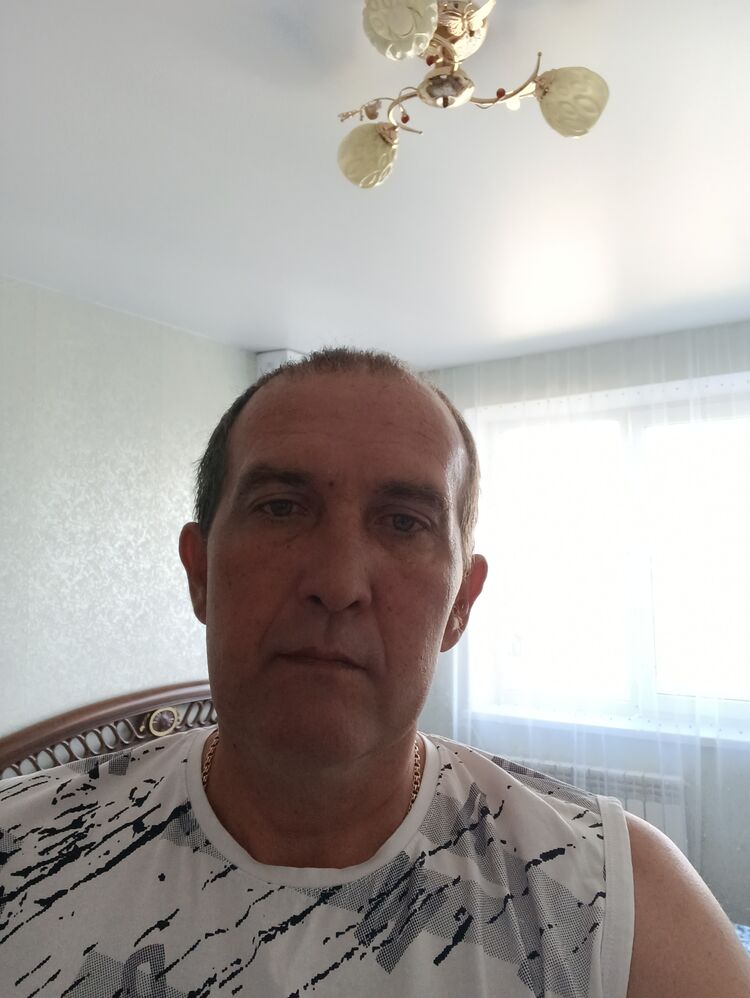  43902464  Leonid, 49 ,    