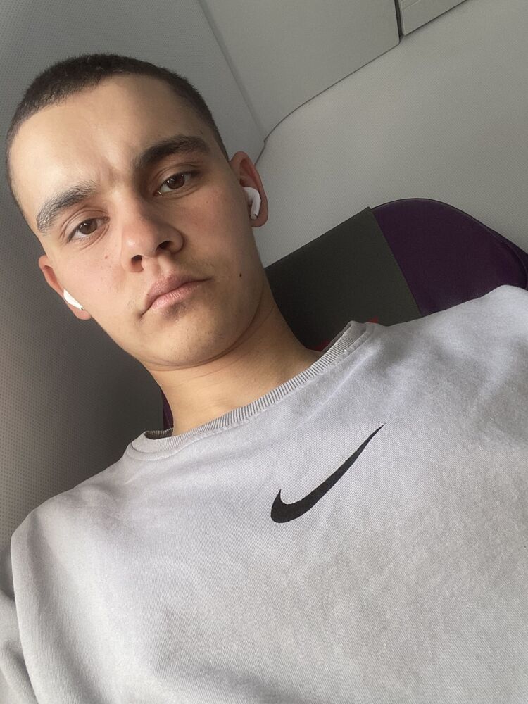  52312784  Artur, 21 ,    -