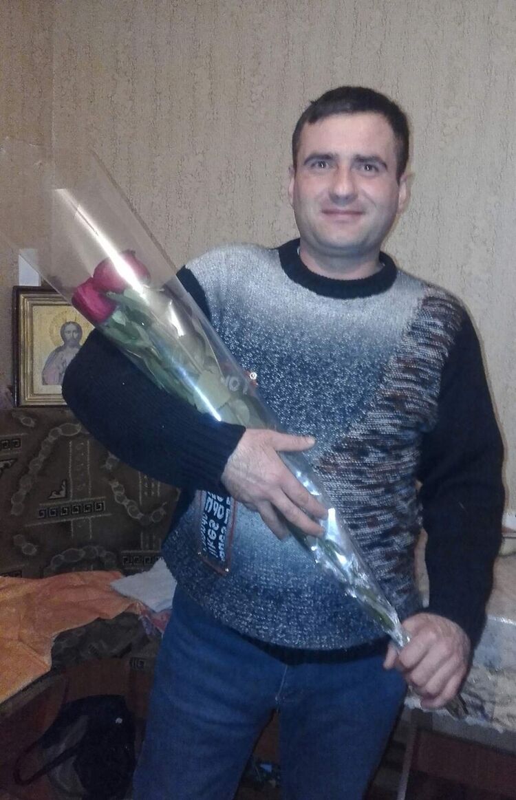  20378174  Serghei, 42 ,    