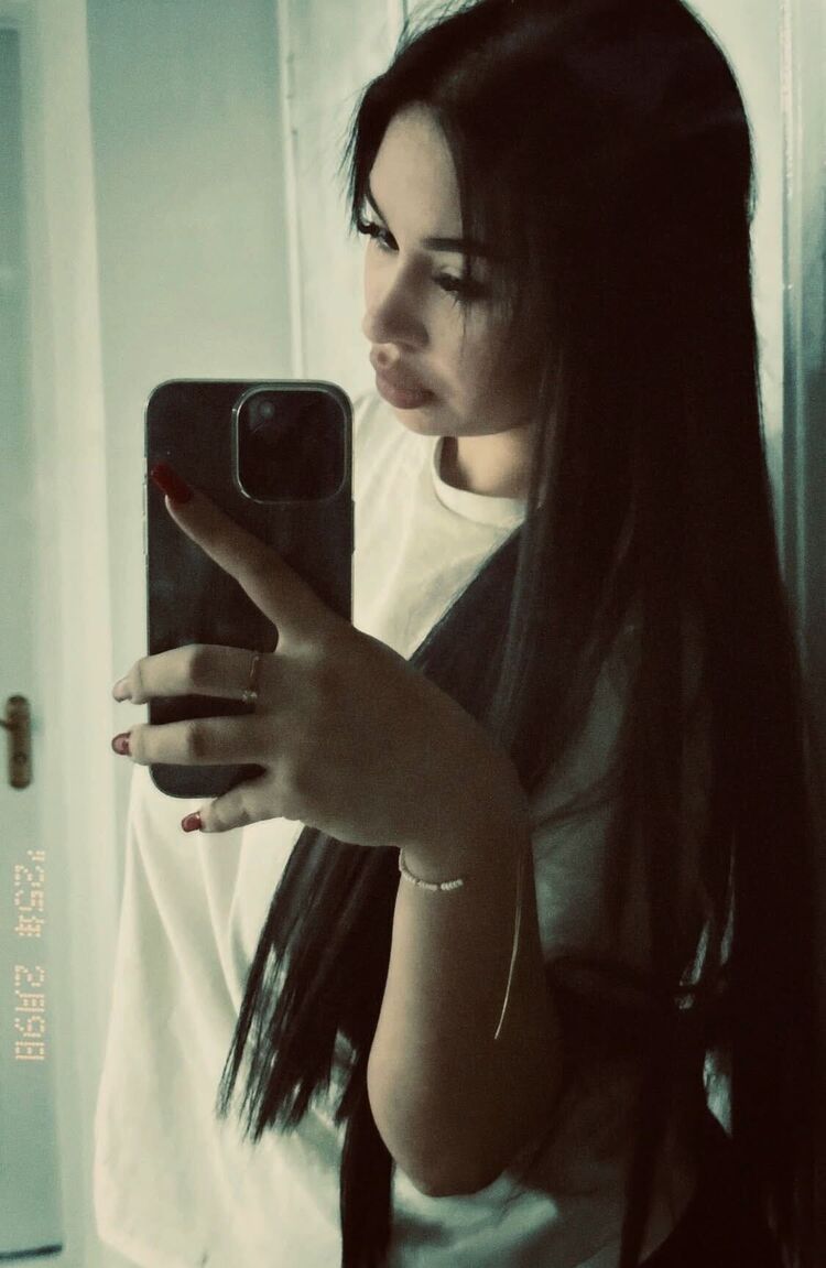  ,   Laura, 19 ,   ,   