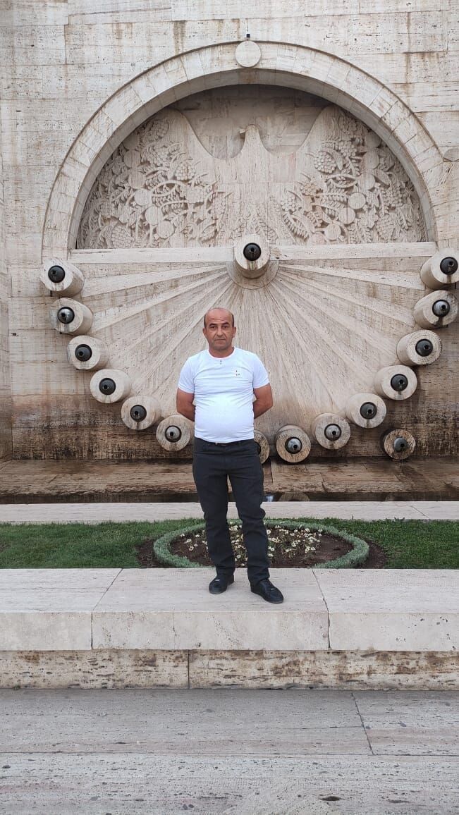  42692884  Hrant, 47 ,    