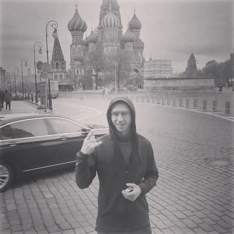  31718194  Viktor, 37 ,    