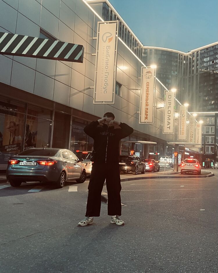  44365944  , 21 ,    -