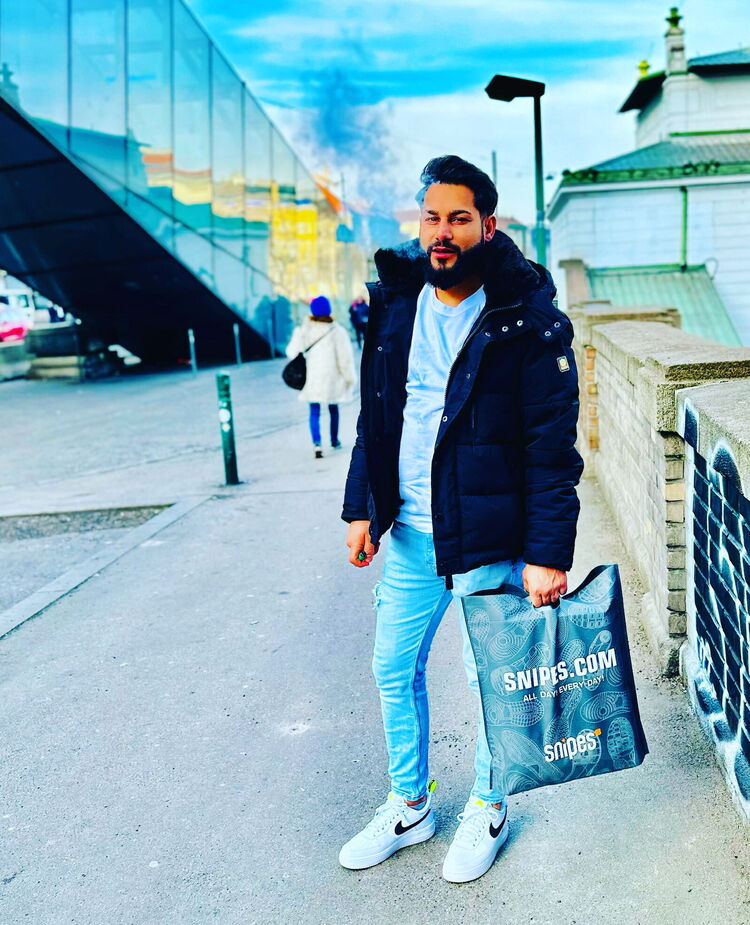  37206614  Hilmi, 30 ,    Staunton