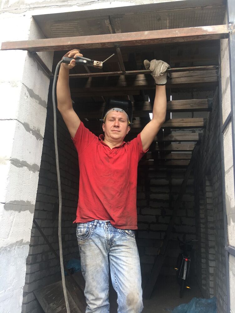  22034774  Viktor, 37 ,    