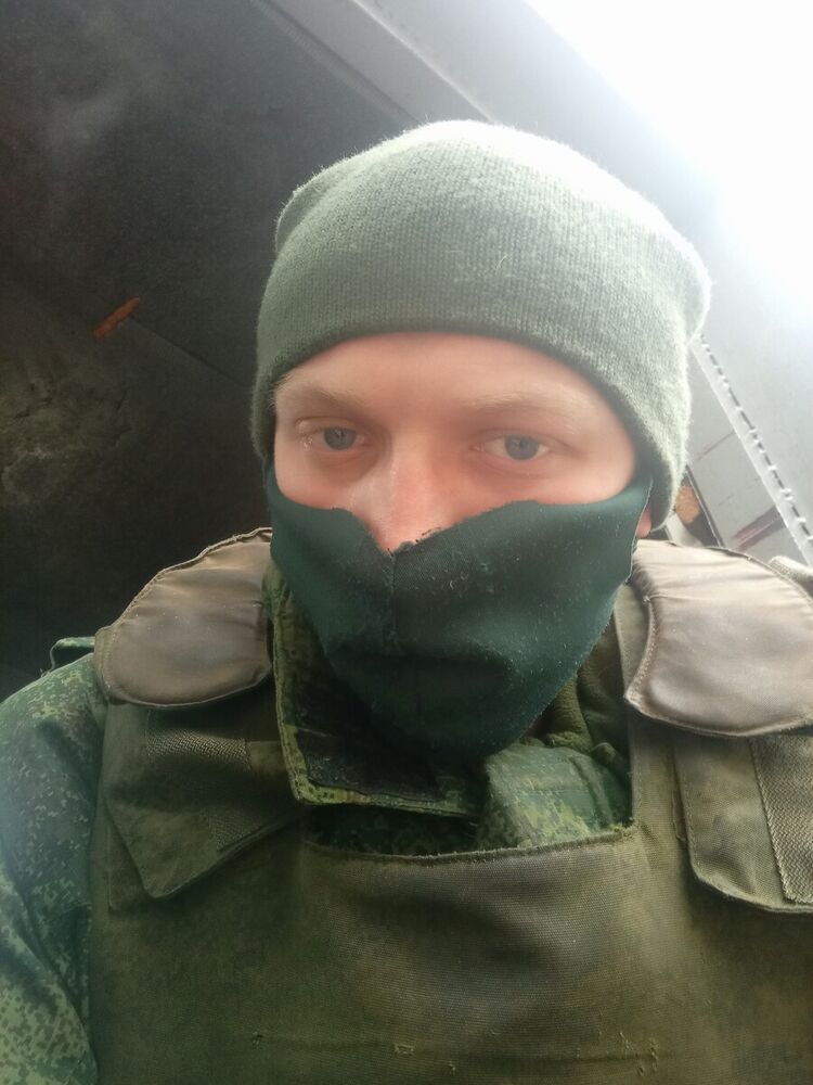  22310974  Vlad, 33 ,    