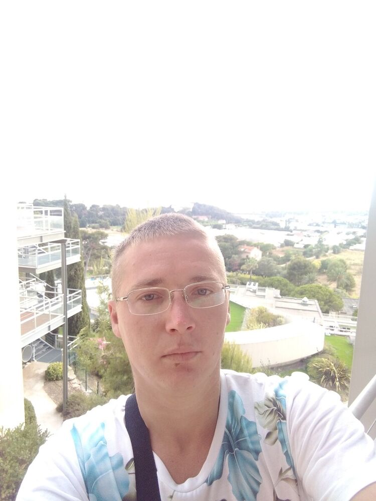  20588184  Denis, 32 ,    