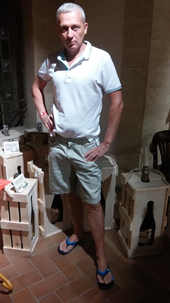  18955864  Petr, 48 ,    