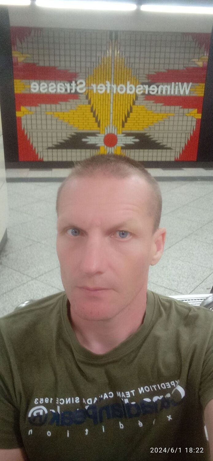  43605444  Emil, 41 ,    