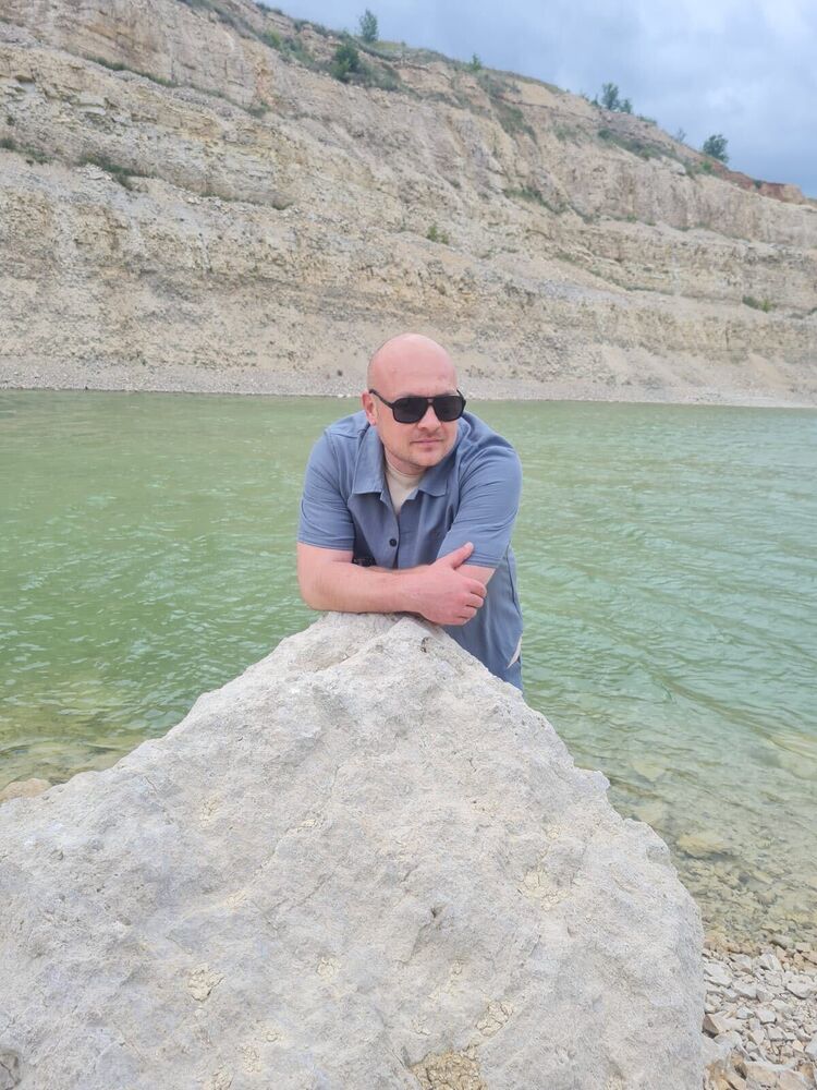  54058724  Viktor, 36 ,    