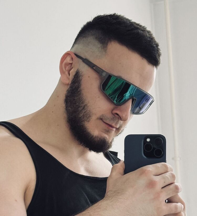  52830704  , 24 ,    
