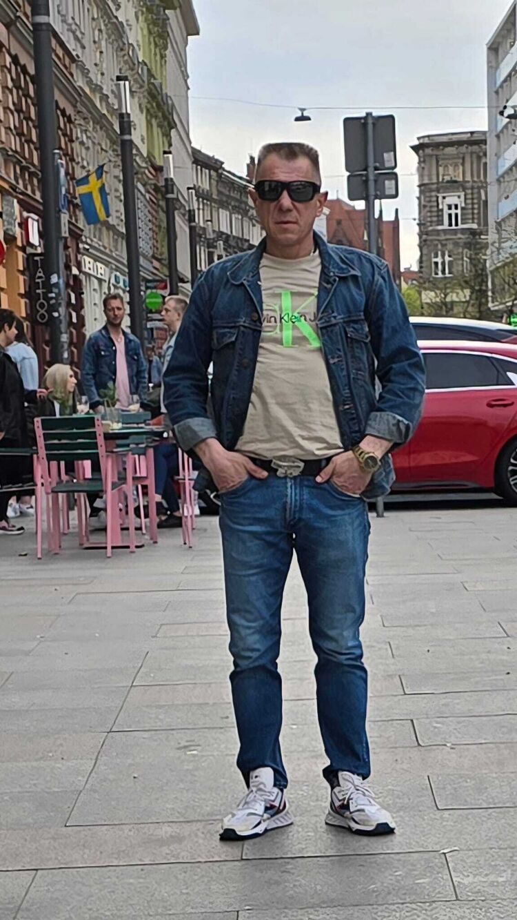  43459644  Igor, 51 ,    
