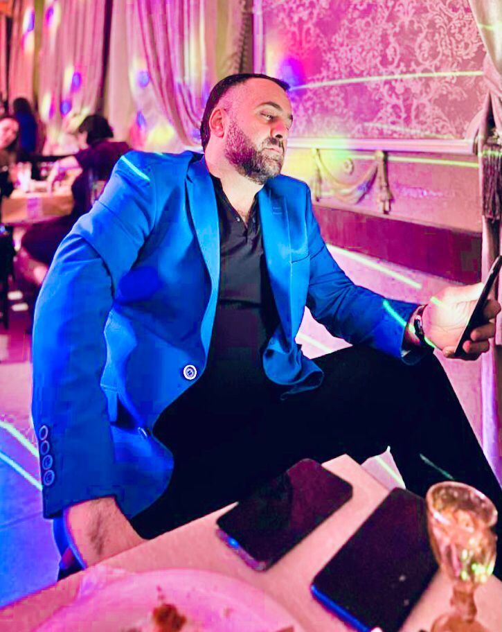  40482894  Farik, 44 ,    