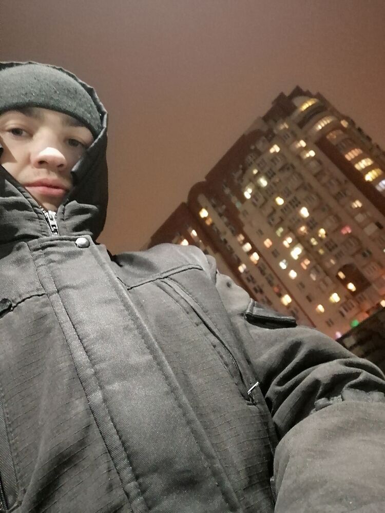  26023044  Viktor, 32 ,    