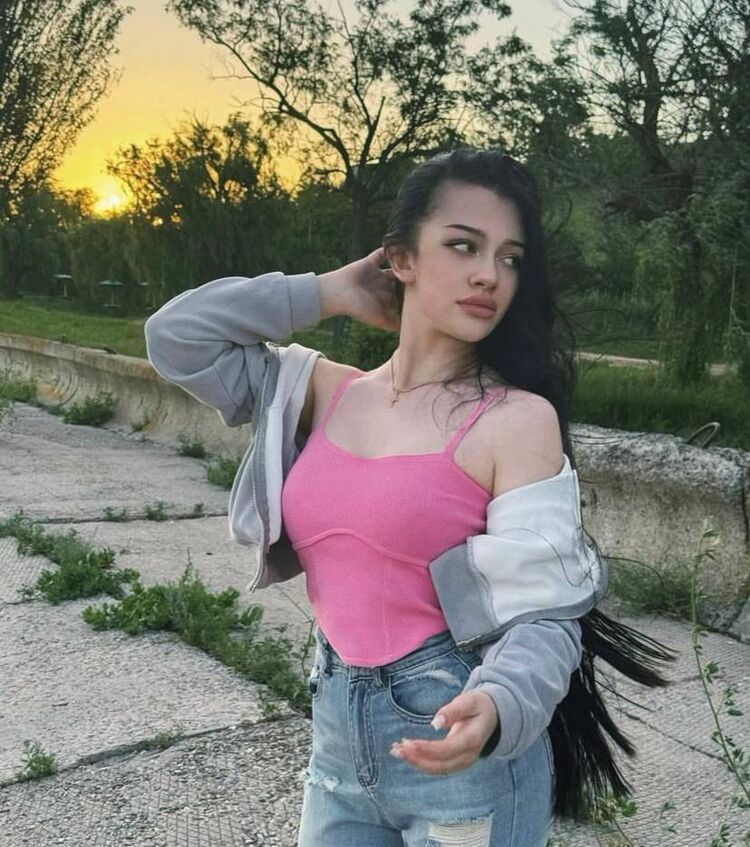  ,   Alexandra, 22 ,   ,   