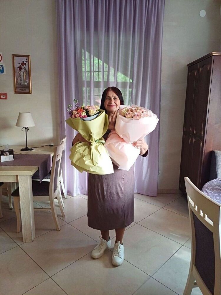  52555174  Nina, 74 ,    