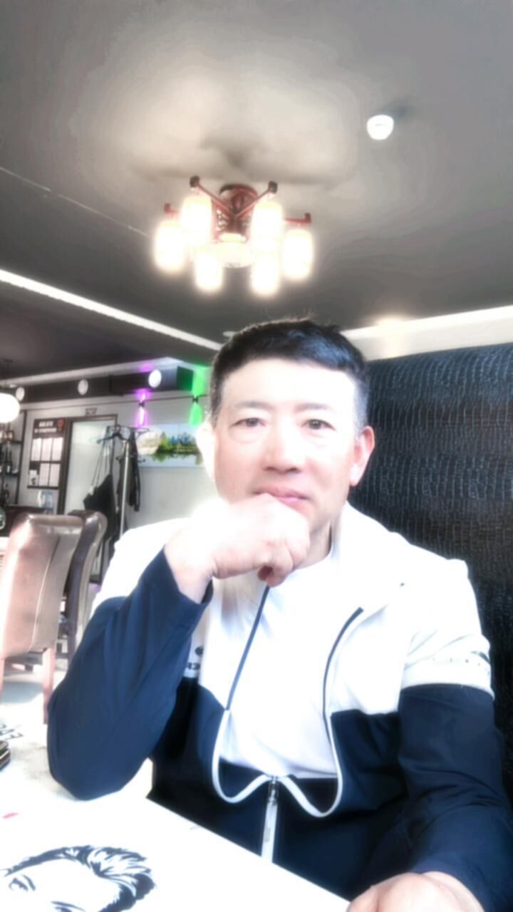  43866364  U Bossu, 46 ,    -