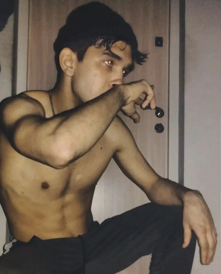  28010864  Alexander, 25 ,    