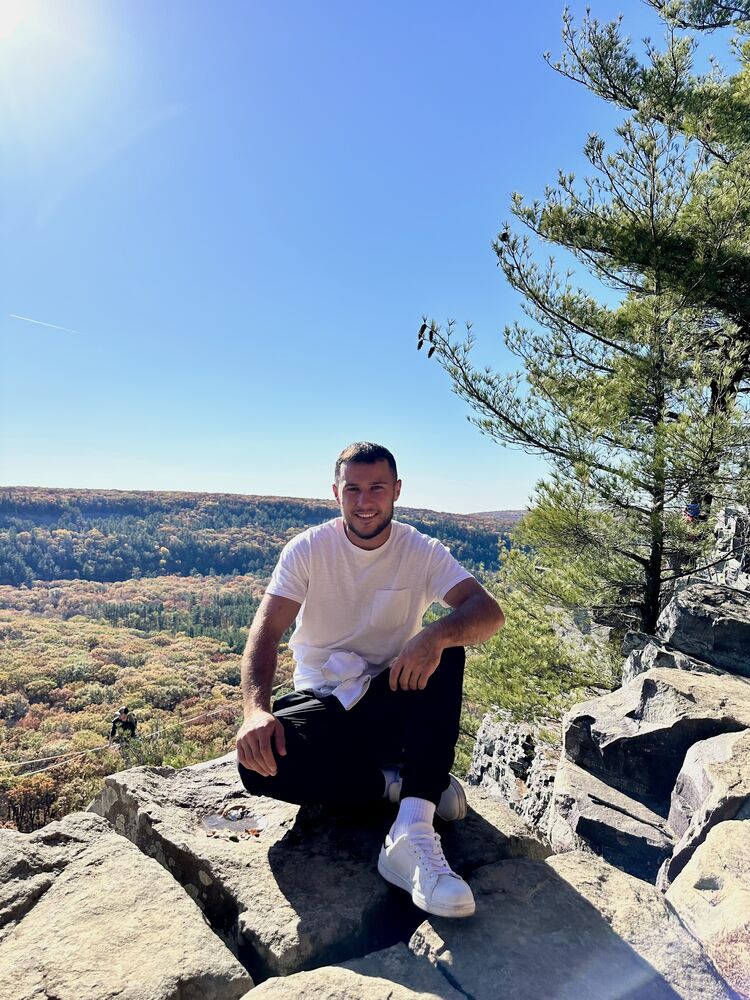  49077264  Yurii, 24 ,    West Chicago