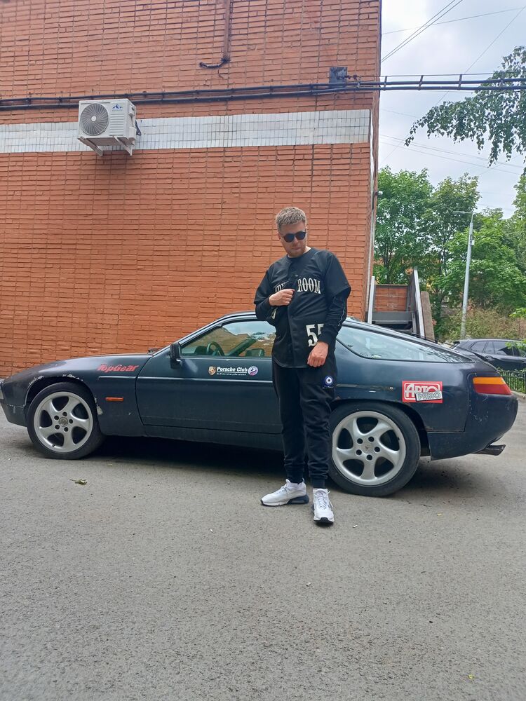  27146174  Alexander, 35 ,    -