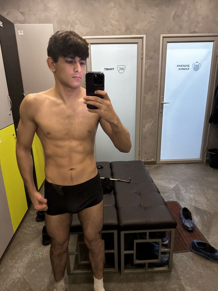  32439024  Kanan, 20 ,    