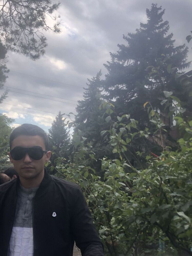  38431024  Hayk, 21 ,    