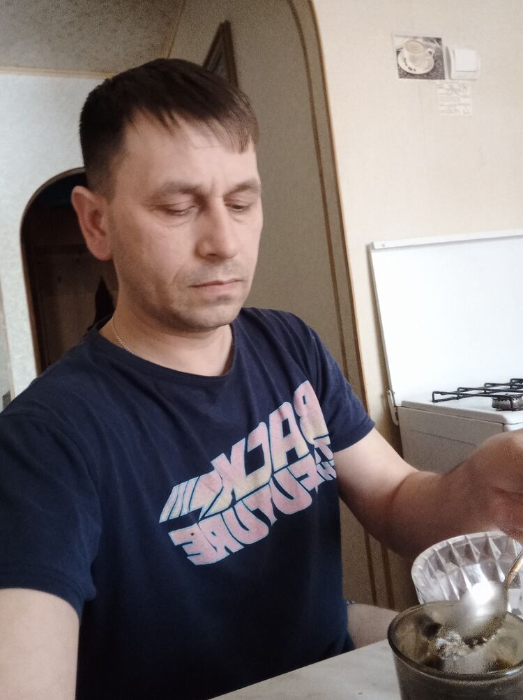  33447604  Sergei, 37 ,    