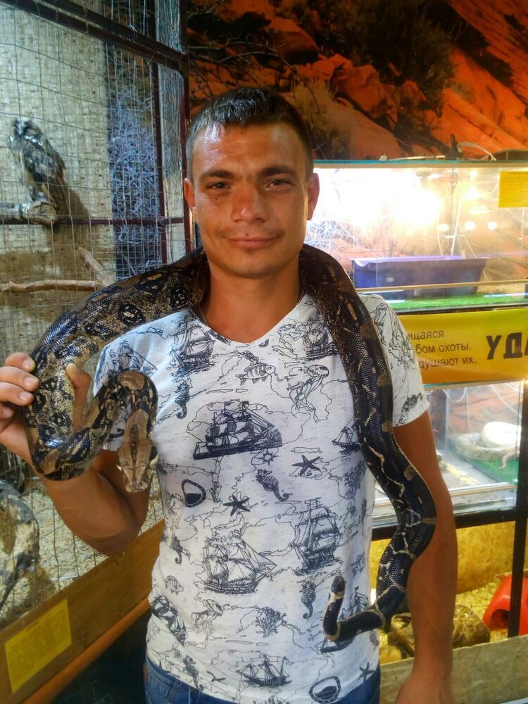  ,   Viktor, 37 ,   c 