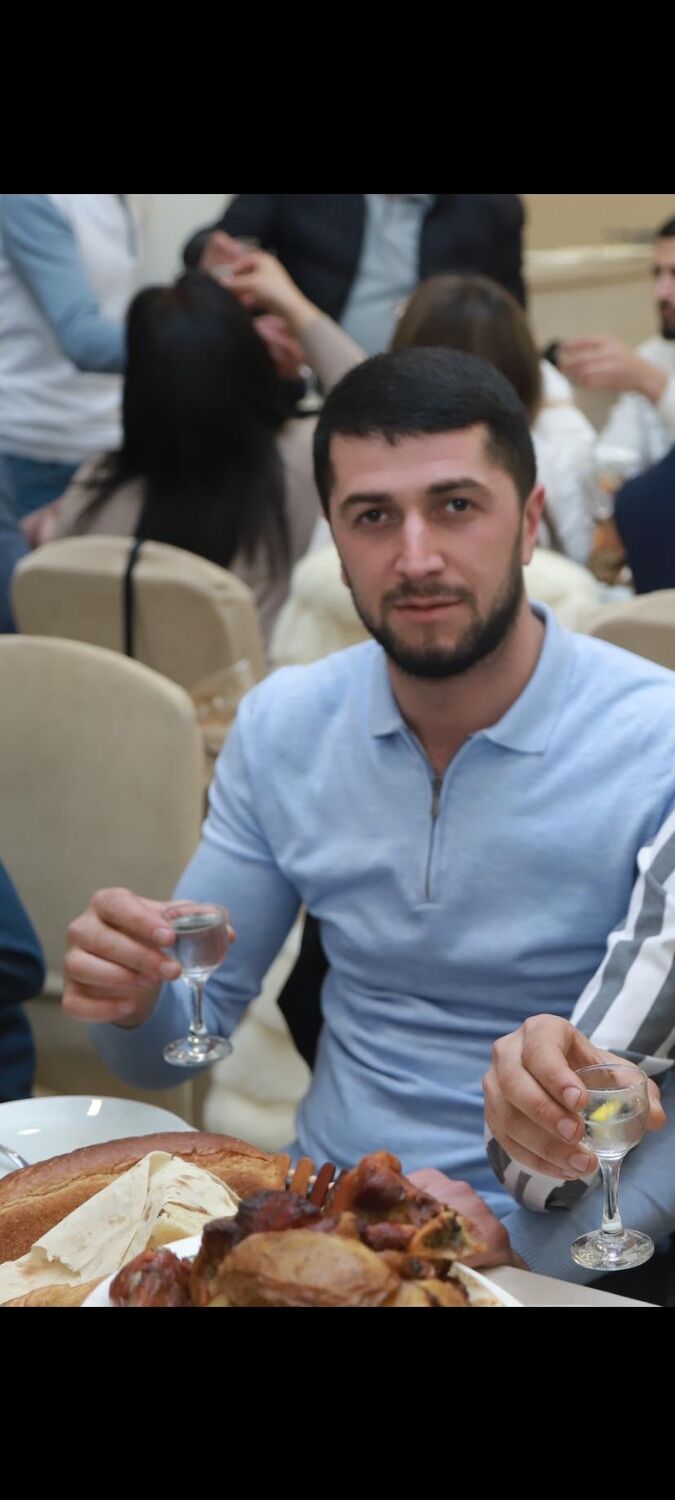  43831174  Arman, 30 ,    