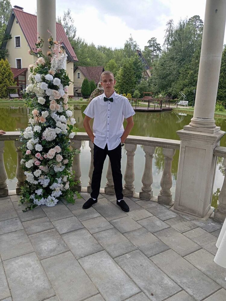  ,   Artem, 21 ,   c , 