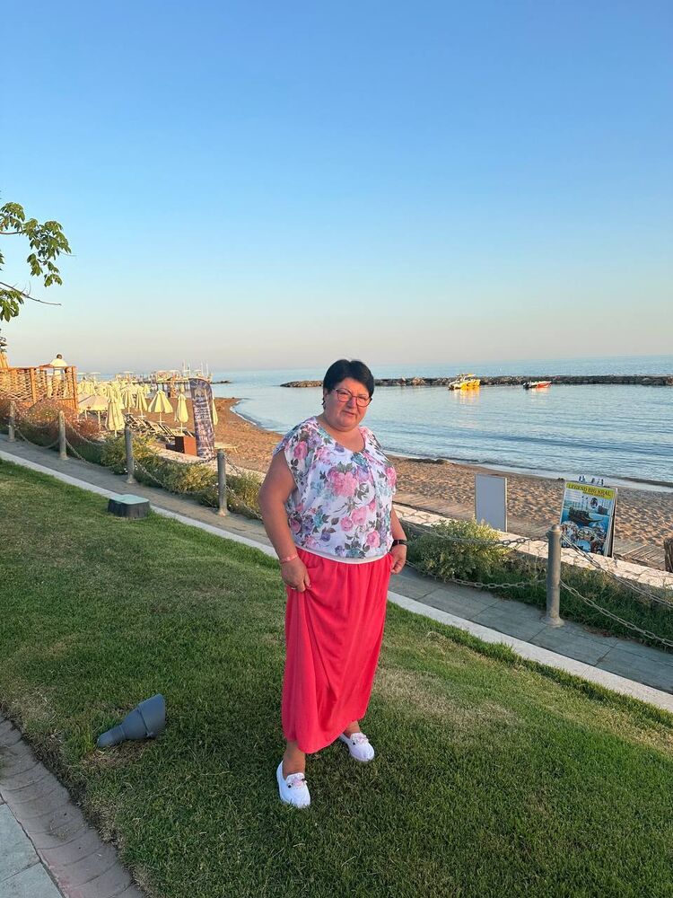  44131794  Elena, 60 ,    