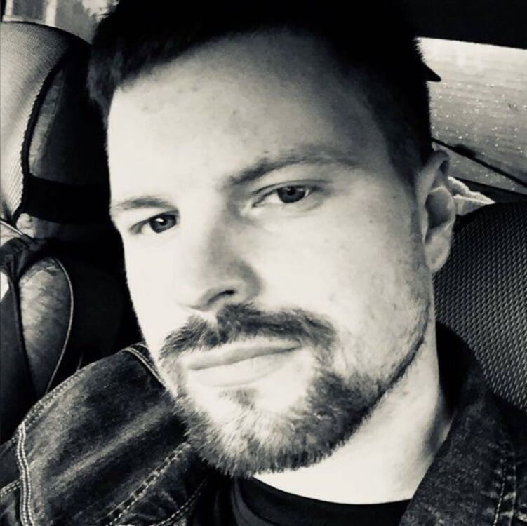  37493204  Nik Palm, 38 ,    