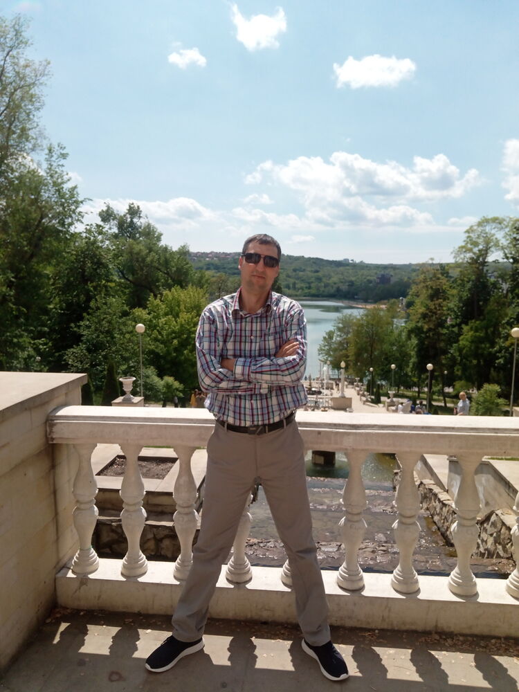  23095344  Gennadii, 52 ,    