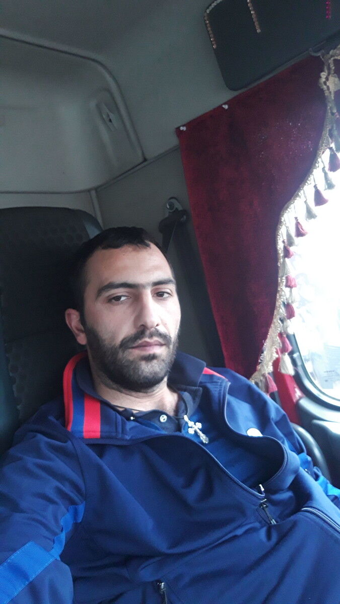  19303314  Gagik, 33 ,    