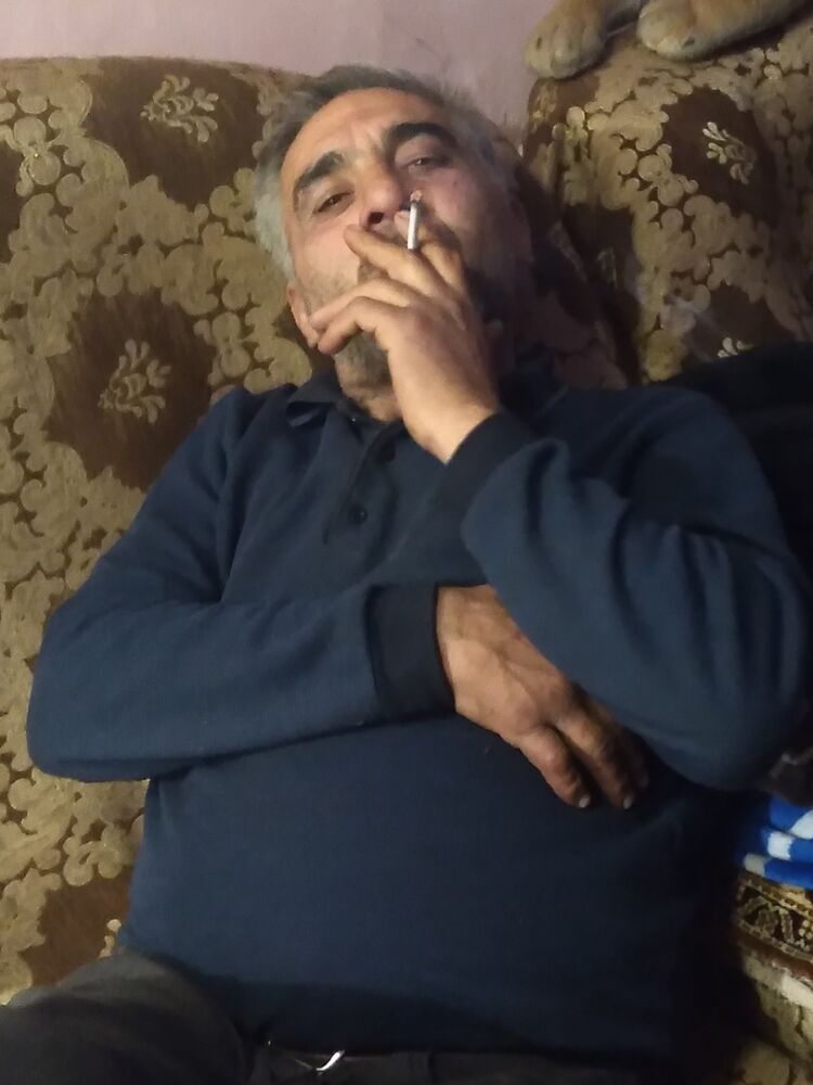  40200744  Armen, 51 ,    