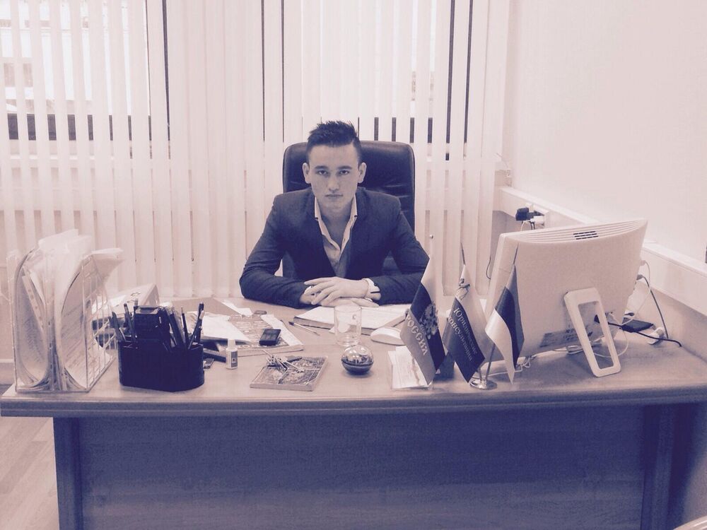  38011794  Maks, 29 ,    