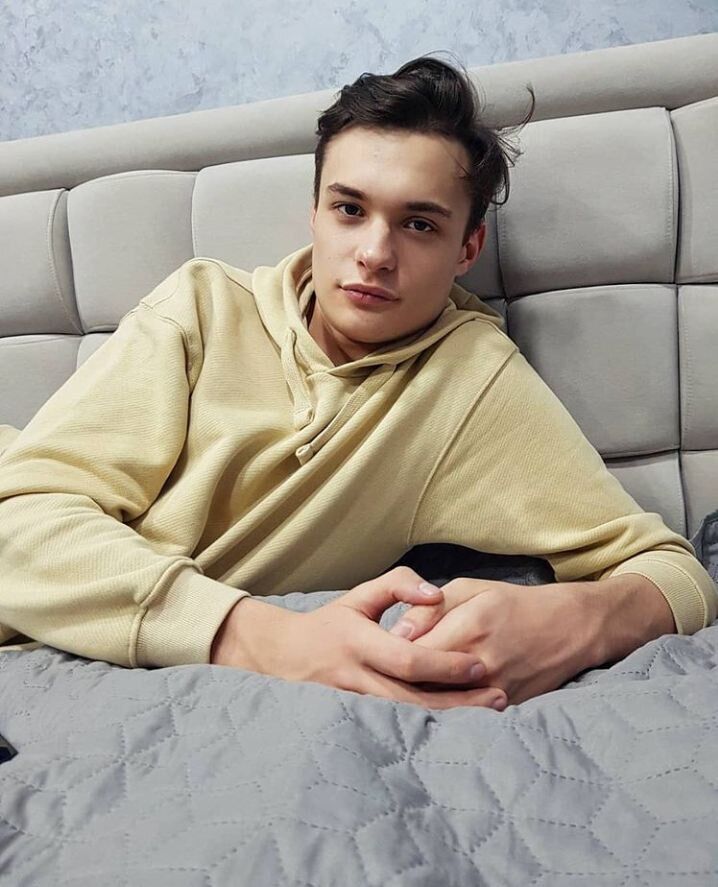  44457774  Alexandru, 22 ,    