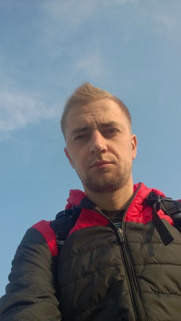  ,   Viktor, 36 ,  