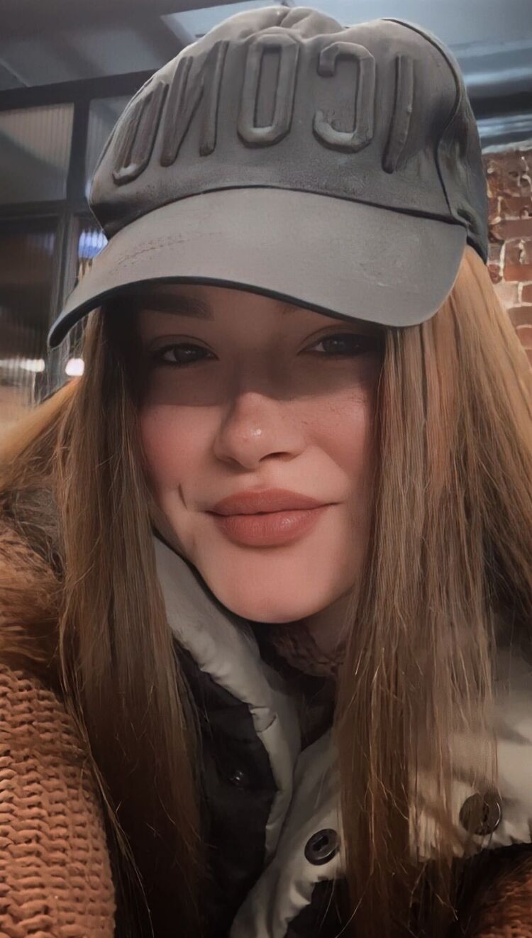  ,   Karina, 22 ,     
