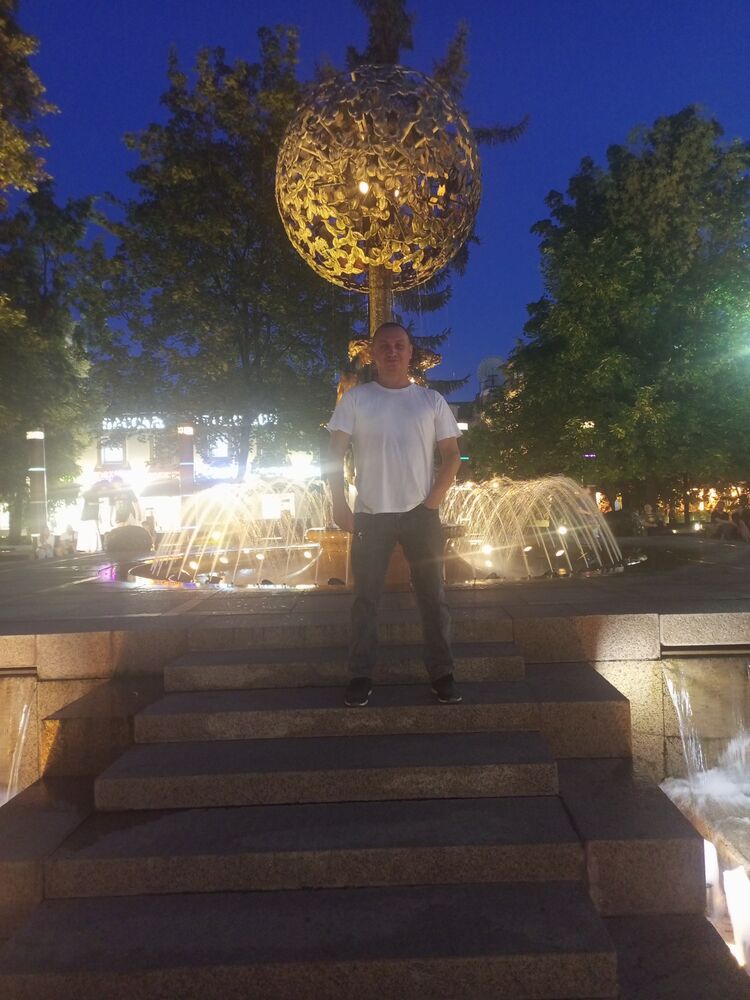  36995894  Roman, 47 ,    