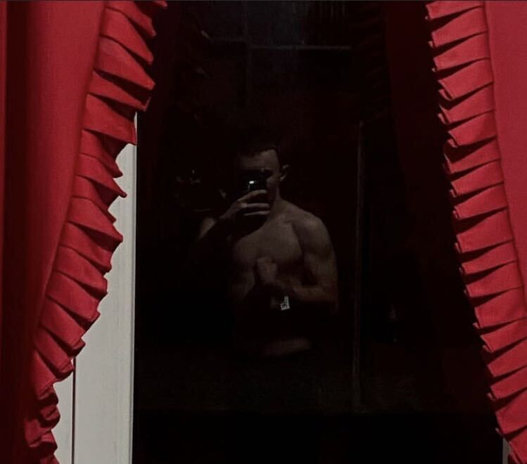  42034944  Maks, 19 ,    