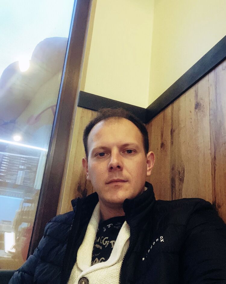  ,   Artur, 37 ,   ,   