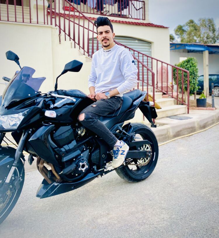  33981984  Hussain, 25 ,    Tunis