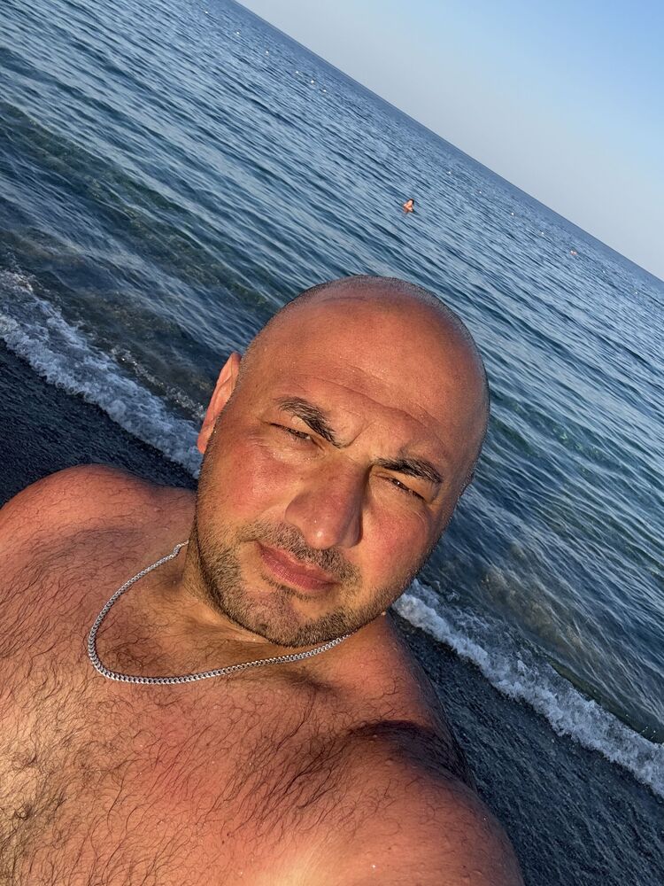 52164534  Sami, 44 ,    
