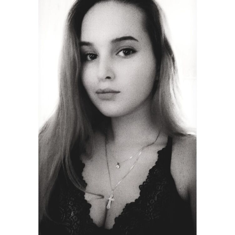  ,   Anna, 24 ,  