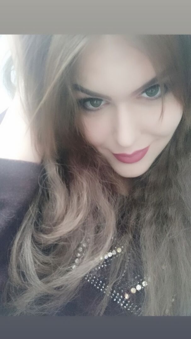  --,   Julia, 25 ,   ,   